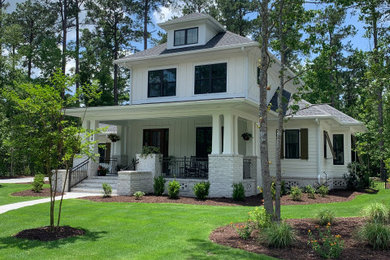 Diseño de fachada de casa blanca y gris de estilo americano de tamaño medio de dos plantas con revestimiento de aglomerado de cemento, tejado a cuatro aguas, tejado de teja de madera y panel y listón