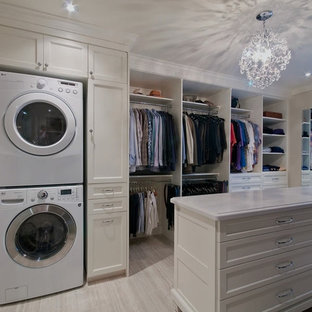 Diseño de vestidor unisex, clásico renovado, grande, con armarios con paneles empotrados, puertas de armario blancas y suelo de baldosas de porcelana