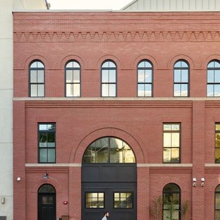 Idéer för stora vintage röda radhus, med tre eller fler plan, tegel och tak i metall