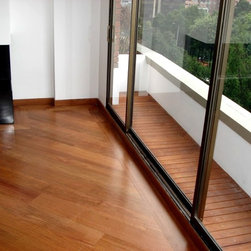 Apto Mac&iacute;as - Hardwood Flooring