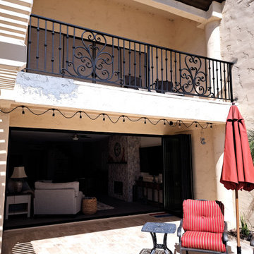 PANORAMIC DOOR WITH SCREEN ON THE LAKE