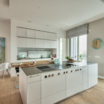 Penthouse mit zurückhaltender weißer bulthaup b3 Küche