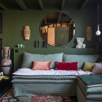 L'art et la couleur déclinés dans le salon de cet ancien atelier parisien