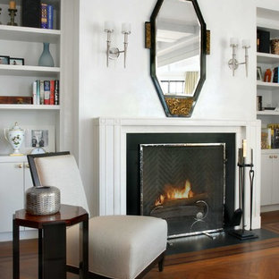 Esempio di un piccolo soggiorno contemporaneo aperto con sala formale, pareti bianche, pavimento in legno massello medio, camino classico, cornice del camino in pietra e TV nascosta