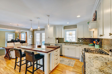 Example of a kitchen design in Burlington