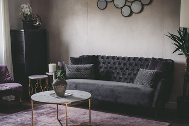 Idée de décoration pour un salon design de taille moyenne avec un mur beige, parquet foncé, aucune cheminée, un téléviseur fixé au mur et un sol marron.