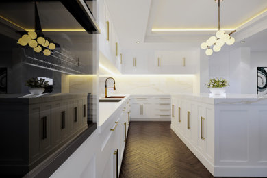 サリーにある高級な広いコンテンポラリースタイルのおしゃれなキッチン (一体型シンク、シェーカースタイル扉のキャビネット、白いキャビネット、大理石カウンター、白いキッチンパネル、大理石のキッチンパネル、パネルと同色の調理設備、濃色無垢フローリング、茶色い床、白いキッチンカウンター、折り上げ天井、グレーとクリーム色) の写真