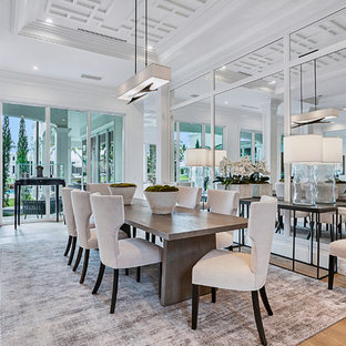 マイアミのトランジショナルスタイルのLDKの画像 (白い壁、無垢フローリング、茶色い床)