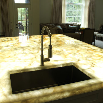 Kitchen island lit Onyx Countertop