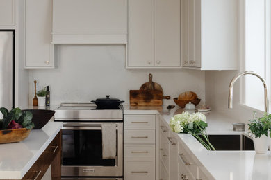 Mid-sized transitional medium tone wood floor kitchen photo in Toronto with shaker cabinets, white cabinets, quartz countertops, white backsplash, quartz backsplash, an island and white countertops