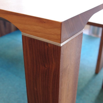 Tisch in Nussbaum massiv