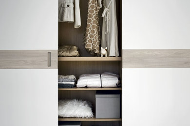 Modernes Ankleidezimmer in Sonstige
