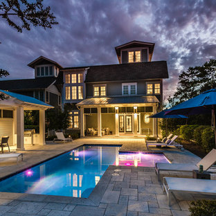 他の地域の巨大なオーダーメイドシャビーシック調のおしゃれな中庭プール (天然石敷き) の写真