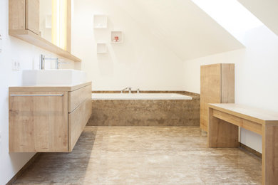 Mittelgroßes Modernes Badezimmer En Suite mit flächenbündigen Schrankfronten und Waschtisch aus Holz in München