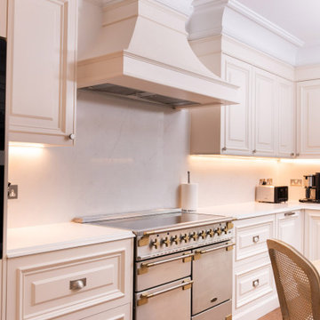 Traditional Lay-On Panelled with Large Mouldings Shaker Kitchen