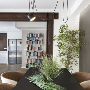 ボローニャの広いインダストリアルスタイルのLDKの画像 (白い壁、無垢フローリング)