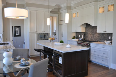 Kitchen - traditional kitchen idea in Vancouver