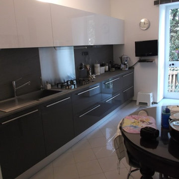 CUCINA DAI COLORI LUCIDI. TOP LAMINATO E SCHIENALI LAMINATO/ACCIAIO.
