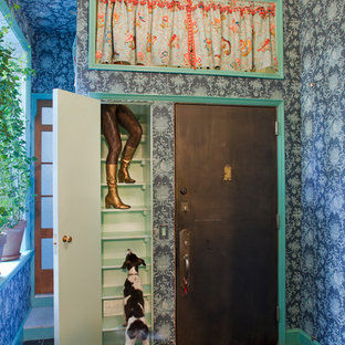 Idéer för att renovera en eklektisk ingång och ytterdörr, med blå väggar och en enkeldörr