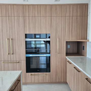 Woodline Flatpanel with Slim-shaker Off-white Kitchen