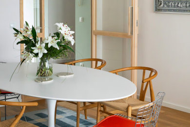 Offenes, Großes Stilmix Esszimmer mit grüner Wandfarbe und hellem Holzboden in Berlin