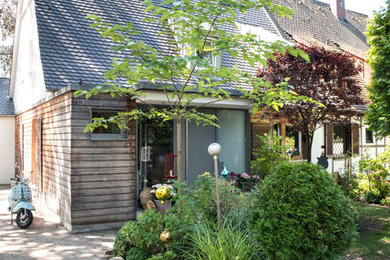 Mittelgroße, Zweistöckige Shabby-Look Doppelhaushälfte mit Mix-Fassade und Satteldach in Nürnberg