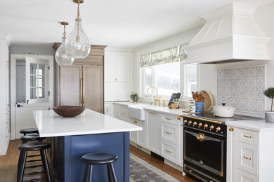 Eat-in kitchen - mid-sized transitional medium tone wood floor and brown floor eat-in kitchen idea in Toronto with a farmhouse sink, shaker cabinets, white cabinets, quartz countertops, white backsplash, mosaic tile backsplash, black appliances, an island and white countertops