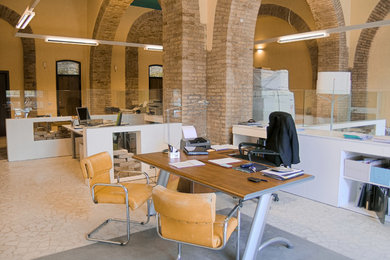 Immagine di un grande ufficio moderno