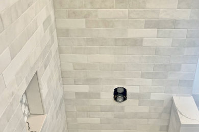Ejemplo de cuarto de baño moderno con suelo de baldosas de cerámica, aseo y ducha y banco de ducha