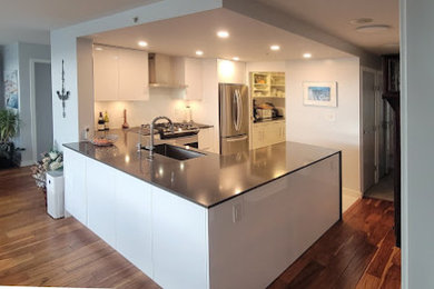 Kitchen - modern kitchen idea in Vancouver