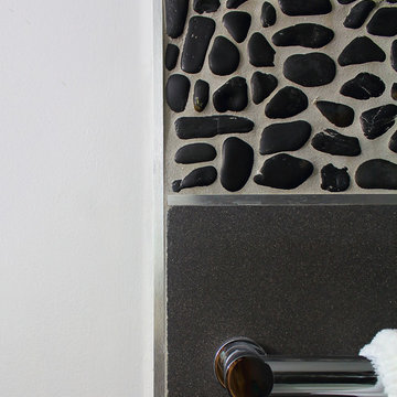 Black & White Pebbled Bath