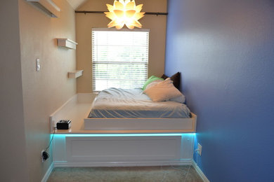 ダラスにある小さなコンテンポラリースタイルのおしゃれな客用寝室 (青い壁、カーペット敷き、暖炉なし)