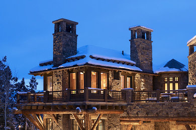Example of a mountain style exterior home design in Minneapolis