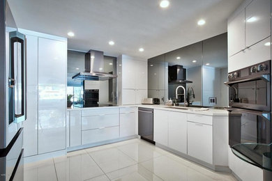 Minimalist kitchen photo in Los Angeles