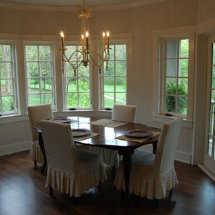 ハンティントンの中サイズのトラディショナルスタイルのLDKの画像 (白い壁、濃色無垢フローリング、暖炉なし、茶色い床)