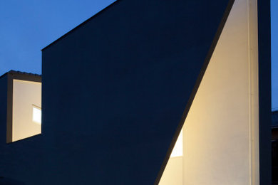 Ejemplo de fachada de casa gris y gris moderna pequeña de dos plantas con tejado a dos aguas y tejado de teja de barro