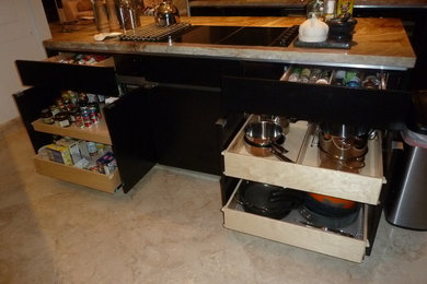Kitchen - kitchen idea in Miami