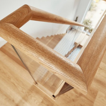 Kragarmtreppe mit Weißglas und wilder Eiche