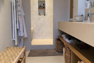 Exemple d'une salle d'eau chic de taille moyenne avec un plan de toilette en béton, un sol beige, un plan de toilette beige et meuble double vasque.