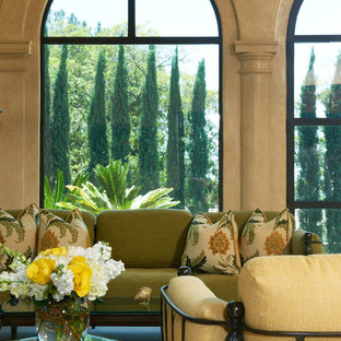 Mediterranes Wohnzimmer in Los Angeles