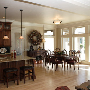 ボイシの中サイズのトランジショナルスタイルのLDKの画像 (ベージュの壁、淡色無垢フローリング、暖炉なし、ベージュの床)