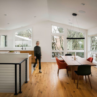 ポートランドの広いミッドセンチュリースタイルのLDKの画像 (白い壁、無垢フローリング、暖炉なし、茶色い床)