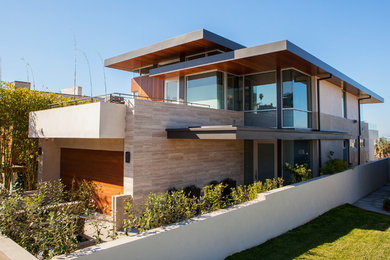 Example of an exterior home design in Los Angeles