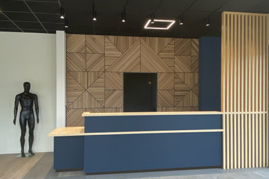 Kleines Foyer mit Vinylboden und Holzwänden in Dijon