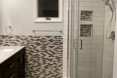 Example of a minimalist bathroom design in New York