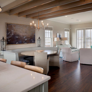 ヒューストンの中サイズのビーチスタイルのLDKの画像 (白い壁、無垢フローリング、暖炉なし)