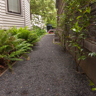 Inspiration pour un petit jardin à la française latéral vintage l'hiver avec une entrée ou une allée de jardin, une exposition partiellement ombragée et du gravier.