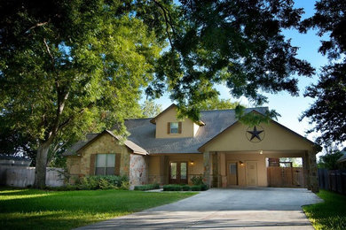 Mountain style home design photo in Austin