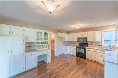 Kitchen - traditional kitchen idea in Kansas City