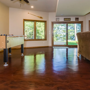 Idée de décoration pour un grand sous-sol chalet donnant sur l'extérieur avec un mur blanc, béton au sol, un sol rouge et aucune cheminée.